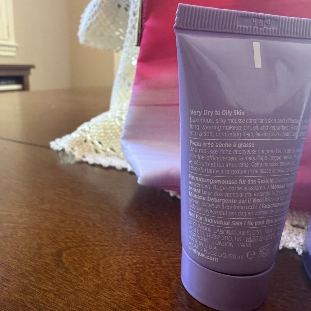 Clinique Take the Day Off & Bag - Picture 3 of 7